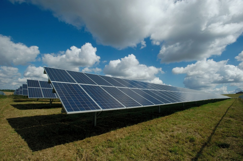 Sonnenenergie wird Kohle und Gas bis Mitte des Jahrzehnts übertreffen, jedoch wird Künstliche Intelligenz nicht ermöglichen, vollständig auf fossile Ressourcen zu verzichten