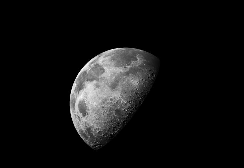 Elon Musk plant den Aufbau eines Satellitennetzes für KI auf dem Mond, indem er eine riesige Katapultmaschine zum Start verwendet.