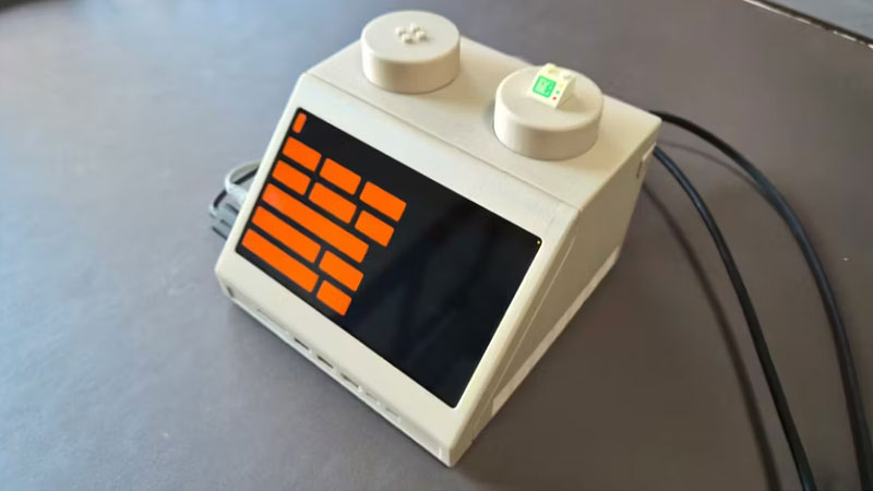 Das Mac Mini wurde in einem erweiterbaren LEGO-Ziegel versteckt, der als Terminal aus den 1970er Jahren gestaltet ist