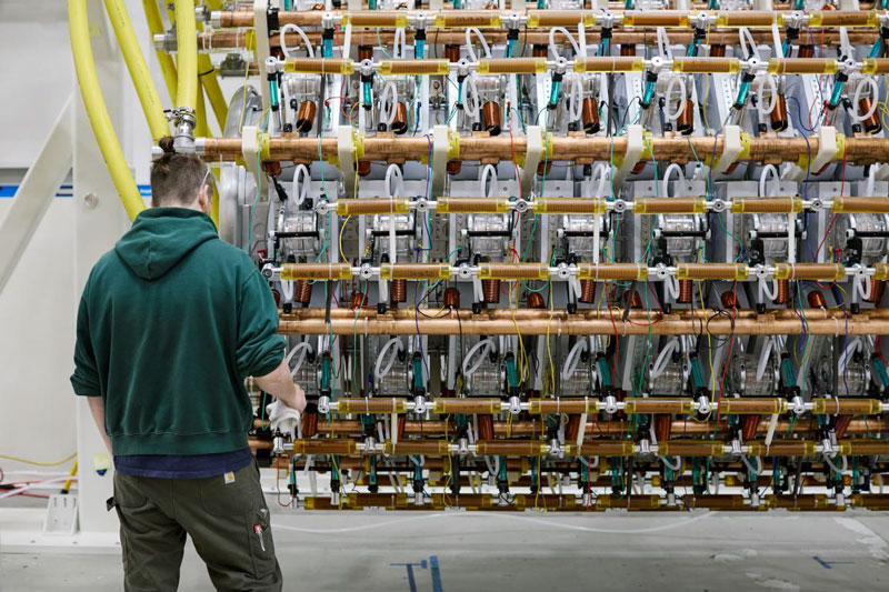 Pacific Fusion hat Tests des Prototyps eines kostengünstigen thermonuklearen Geräts durchgeführt, das die kondensatorische Kompression von Treibstoff für die inertielle Zündung nutzt.