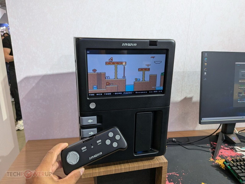 InWin stellte den GX‑285 vor, ausgestattet mit einer eingebauten Retro-Konsole und einem 10‑Zoll-Bildschirm
