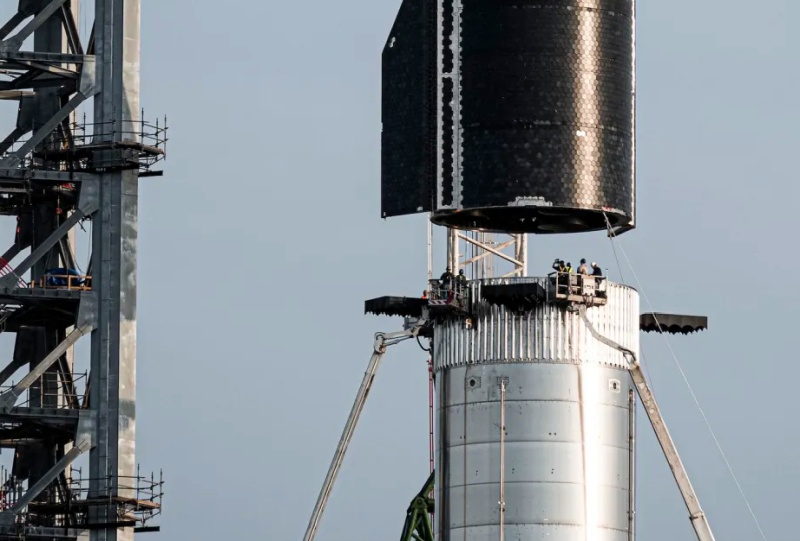 Ein Mitarbeiter von SpaceX ist auf der Baustelle gestorben, nur wenige Tage vor dem Start des Starships; die Ursache des Vorfalls wird noch ermittelt.