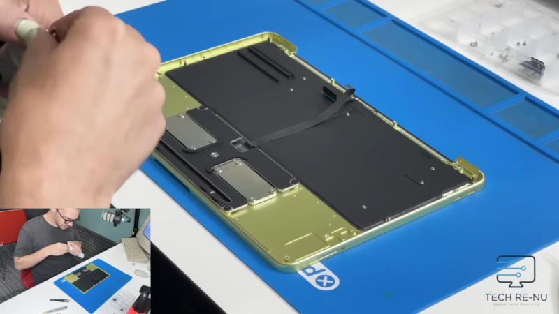 Apple MacBook Neo erwies sich als einfacher als erwartet – die Batterie wurde sogar nicht zusammengeklebt.