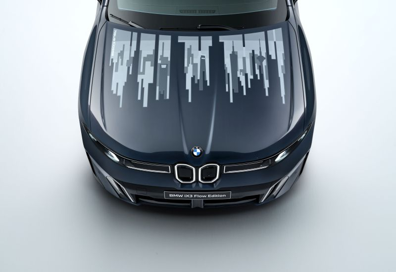BMW iX3 Flow Edition zeigt einen Motorhaube, die ihre Farbe mit der Technologie „elektronische Tinte“ ändert.