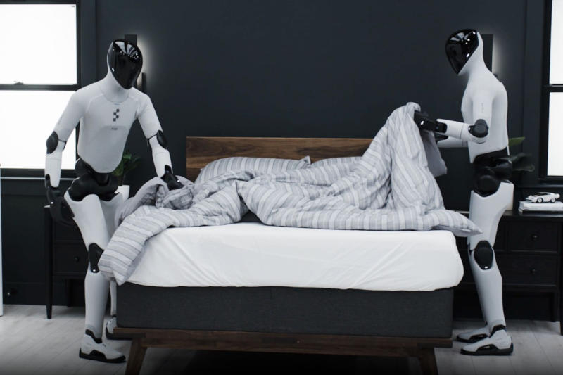 Figurenroboter haben den Raum zusammengestellt und ein Bett im Video aufgebaut.