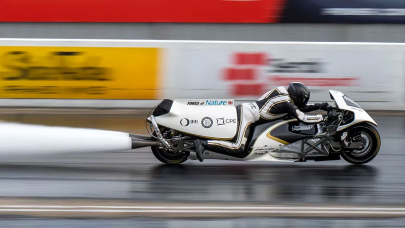 Ein britischer Erfinder entwickelte ein Paar-Motorrad, das als zweites schnellstes Motorrad der Welt rang.