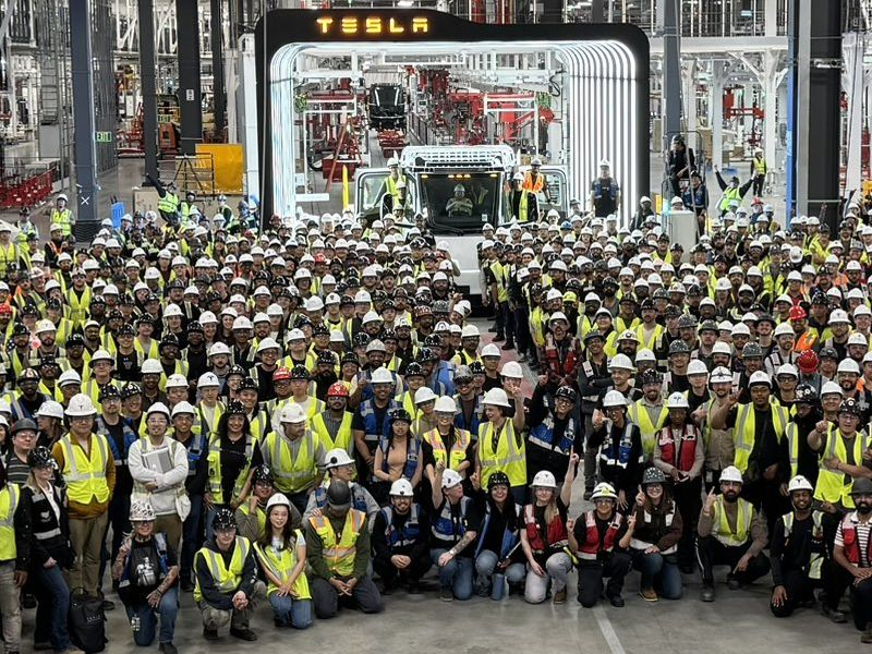 Im neuen Werk in Nevada wurde der erste Serien-Elektro-Lkw Tesla Semi vorgestellt.