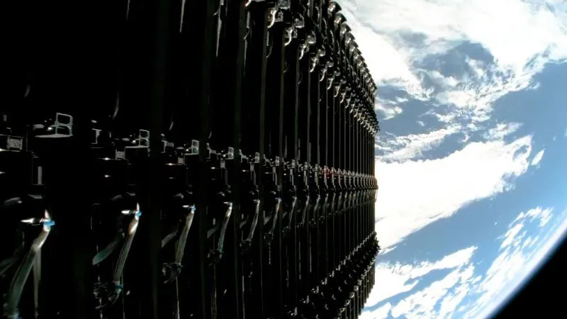 SpaceX beschuldigt Blue Origin, Störungen von TeraWave-Antennen zu verursachen, die bis zu 10 Millionen Starlink-Nutzer beeinträchtigen könnten.