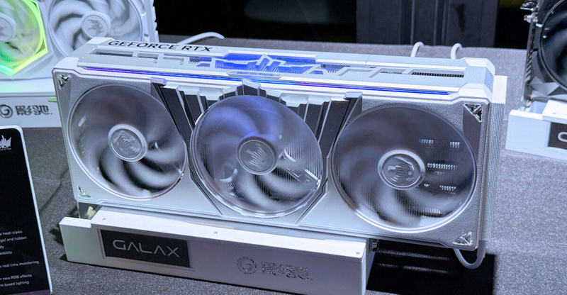 Galax stellte das Konzept der GeForce RTX 6090 Hall of Fame mit vier Lüftern und Swarovski‑Kristallen vor.