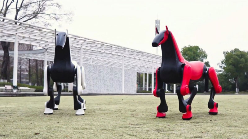 Chinesische Ingenieure haben einen „Roboknight“ entwickelt, der einen Reiter bis zu 50 kg über unwegsames Gelände transportieren kann