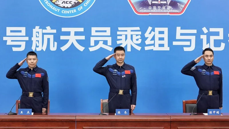 Spalt im Fenster des Raumschiffs: die Besatzung von Shenzhou‑20 beschrieb eine Rettungs­evakuierung aus der Umlaufbahn