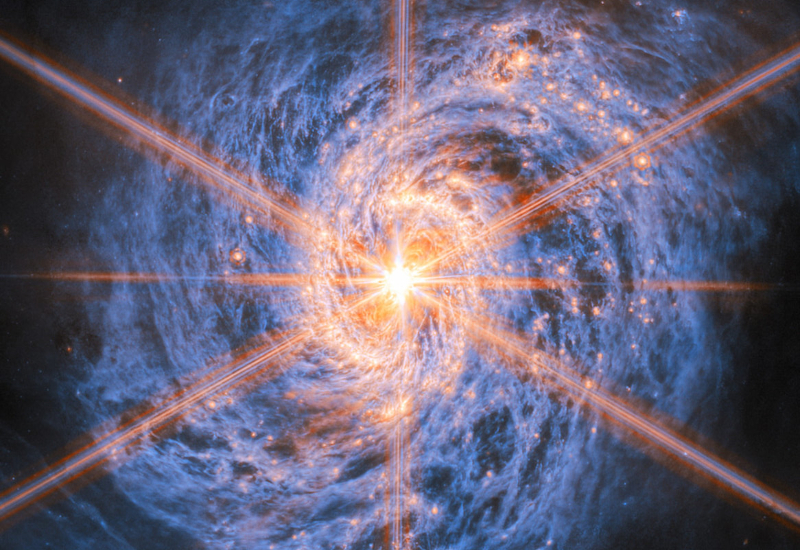 „James Webb“ entdeckte die Galaxie „Kalmare“ mit einem erstaunlich hellen Kern im Sternbild Chinesien.