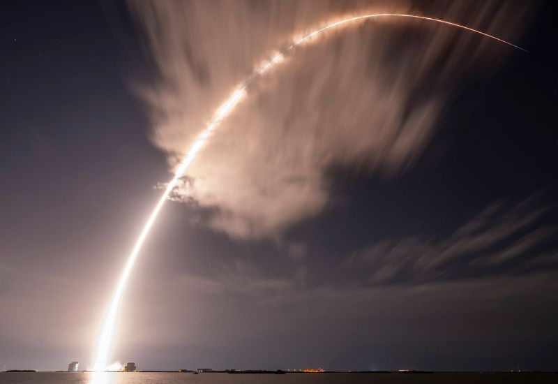 SpaceX nimmt an einer geschlossenen Ausschreibung des Pentagon für die Entwicklung von KI für sprachgesteuerte Drohnenstürme teil.