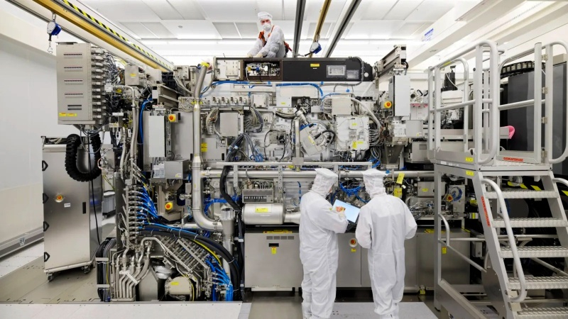 Intel hat mit der Entwicklung von ultradünnen 10‑Angstrom- und 7‑Angstrom-Prozessen begonnen, und die ersten 14‑Angstrom-Mikrobaue werden im Oktober getestet.
