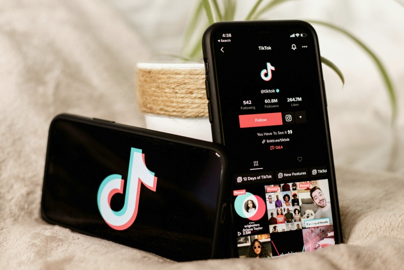 TikTok steht Booking gegenüber: jetzt kann man Reisen und Hotels buchen, indem man einfach Videos ansieht.