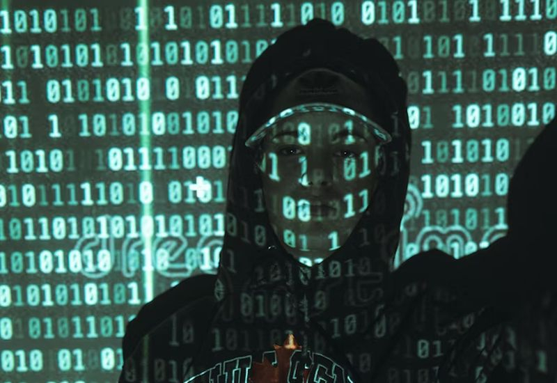 Die von KI genutzten Betrüger erzielen ein Einkommen, das 4,5 mal höher ist als der Durchschnitt, berichtet Interpol.