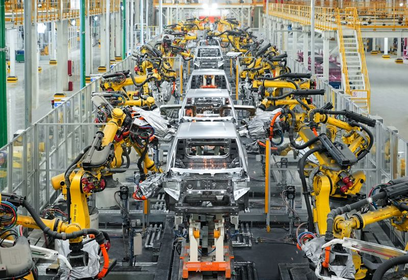 Der chinesische Automobilhersteller BYD strebt an, einen Anteil am bekannten „Glocken“-Werk von Volkswagen in Dresden zu erwerben.