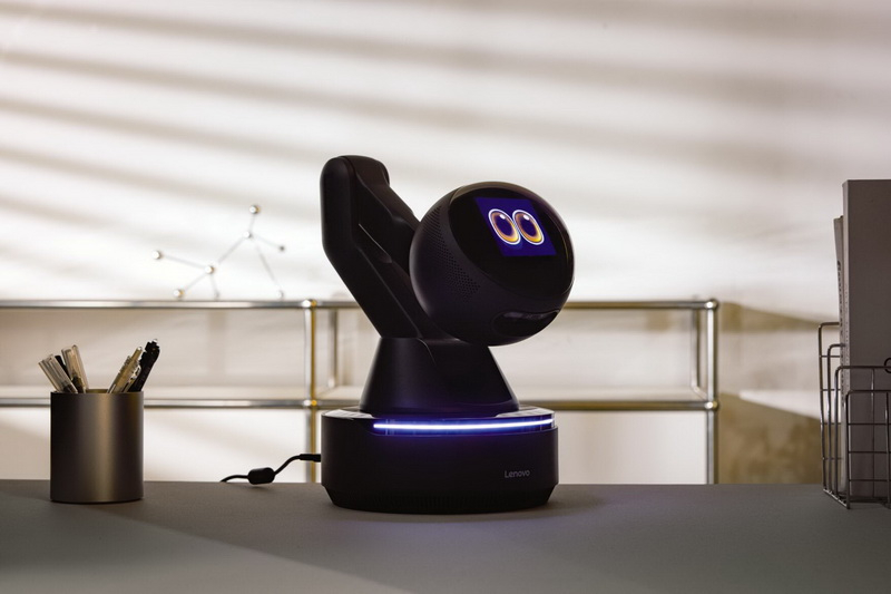 Lenovo zeigte einen „Augenball“ – den Prototypen des KI-Roboterassistenten Workmate mit eingebautem Projektionmodul und künstlicher Intelligenz