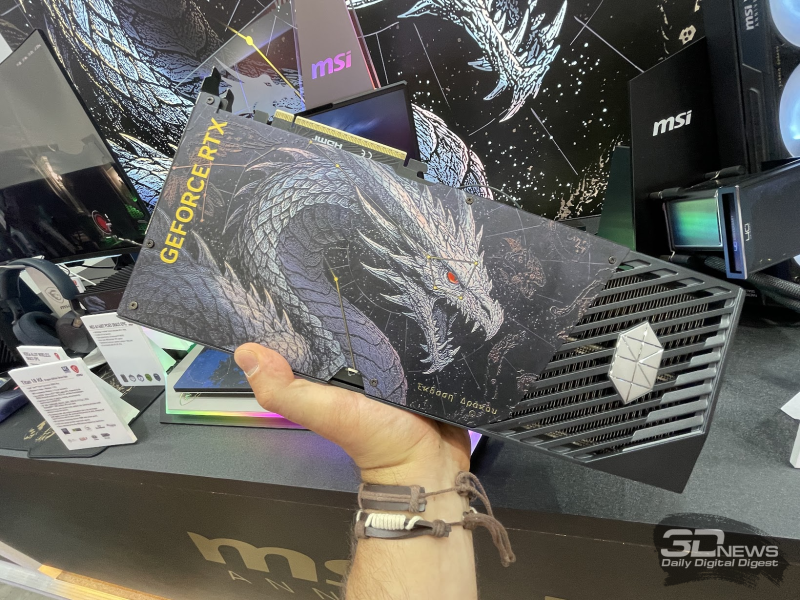 MSI stellte die GeForce RTX 5080 Suprim in einer Jubiläumsvariante namens Draco Epic mit einem großen Drachen auf der Rückseite vor.