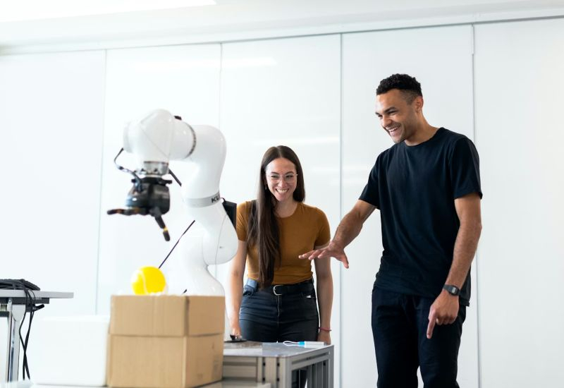 Die Hälfte der Unternehmen, die ihre Mitarbeiter durch KI-Bots ersetzt haben, plant, das Personal im Jahr 2025 zurückzubringen