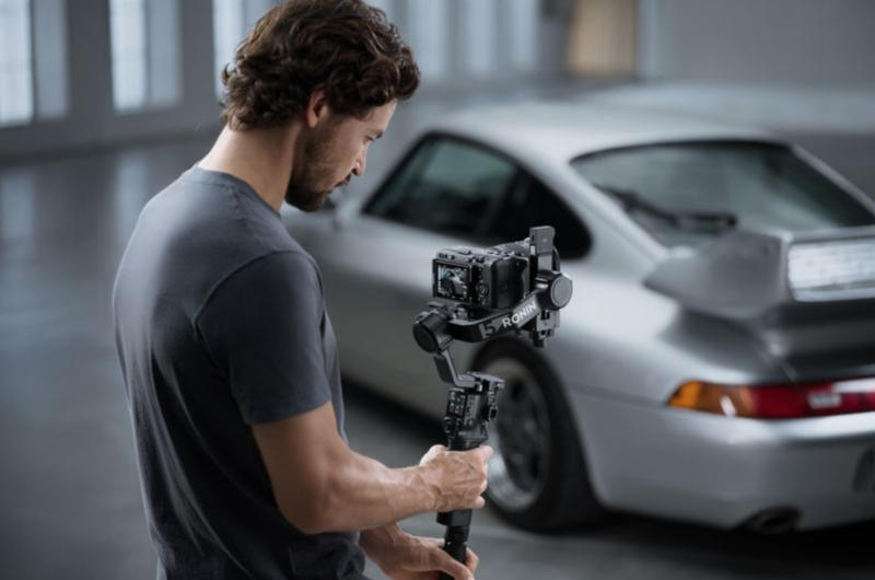 DJI hat einen leichten Stabilisator namens RS 5 auf den Markt gebracht, der für Kameras bis zu 3 kg ausgelegt ist.